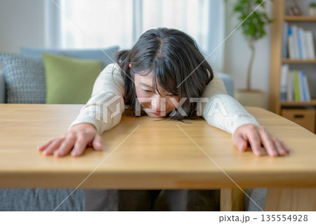 疲れた女性と部屋 疲れた女性と部屋 135554928