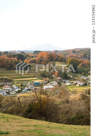 紅葉した里山と田園越しに見る妙高山（長野県中野市） 135554962