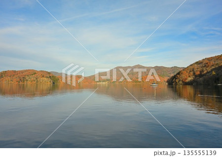秋の野尻湖と湖畔の紅葉風景(長野県) 秋の野尻湖と湖畔の紅葉風景(長野県) 135555139