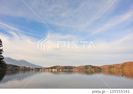 秋の野尻湖と湖畔の紅葉風景(長野県) 秋の野尻湖と湖畔の紅葉風景(長野県) 135555141
