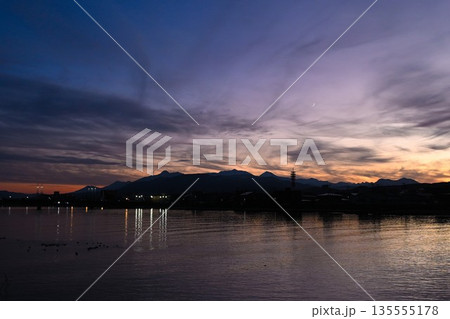 秋の直江津港に広がる夕焼けの風景(新潟県上越市) 秋の直江津港に広がる夕焼けの風景(新潟県上越市) 135555178