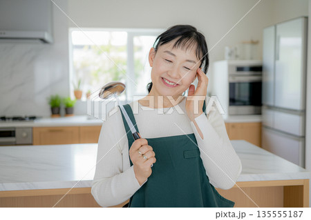 キッチンと女性 135555187