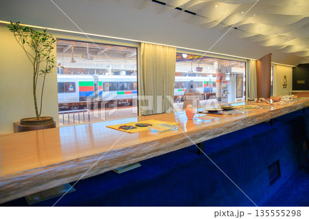 観光列車「かんぱち・いちろく」（2号車ラウンジ杉） 135555298