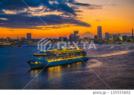 日本の横浜都市景観新景・横浜一望。関内タワーや飛鳥Ⅲ、富士山、関内の街、みなとみらいなどを望む 135555602