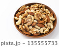 木の椀に盛ったミックスナッツ 135555733