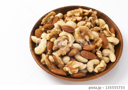 木の椀に盛ったミックスナッツ 135555733