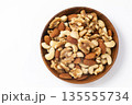 木の椀に盛ったミックスナッツ 135555734