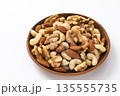 木の椀に盛ったミックスナッツ 135555735