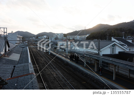 広島県大竹市に玖波駅の駅のホーム、田舎のホーム 135555787