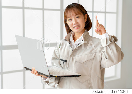 指差す作業員女性 135555861