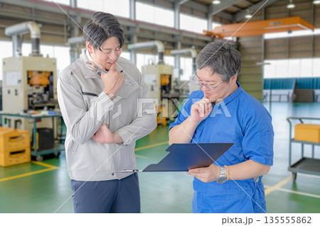 悩む作業員たち 135555862