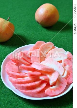 皿に盛られた長野名産のリンゴ　ムーンルージュ（長野県） 135555865