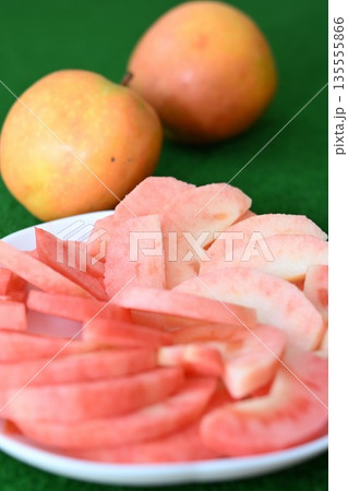 皿に盛られた長野名産のリンゴ　ムーンルージュ（長野県） 135555866