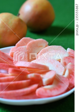 皿に盛られた長野名産のリンゴ　ムーンルージュ（長野県） 135555867