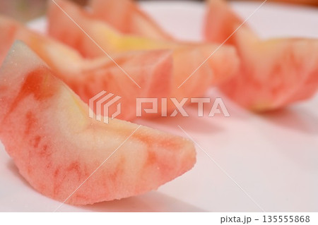 皿に盛られた長野名産のリンゴ　ムーンルージュ（長野県） 135555868