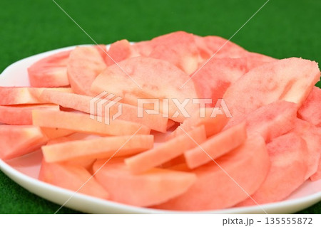 皿に盛られた長野名産のリンゴ　ムーンルージュ（長野県） 135555872