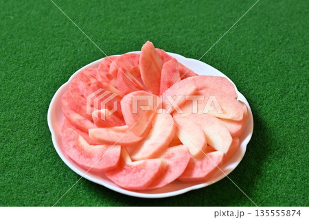 皿に盛られた長野名産のリンゴ　ムーンルージュ（長野県） 135555874