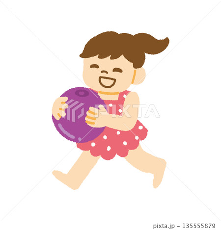 海 女の子 ビーチボール 水着 子ども 遊ぶ イラスト 135555879