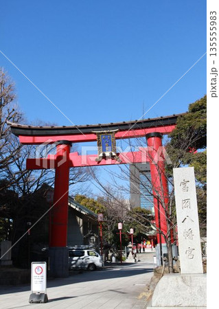 富岡八幡宮（深川八幡）の表参道に立つ大鳥居 135555983