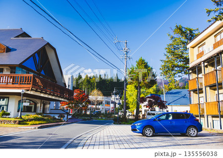 白馬山麓のバスターミナル付近の町並み 白馬山麓のバスターミナル付近の町並み 135556038