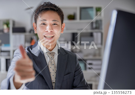 親指を立てるビジネスマン 親指を立てるビジネスマン 135556273
