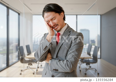 悩むビジネスマン 135556284