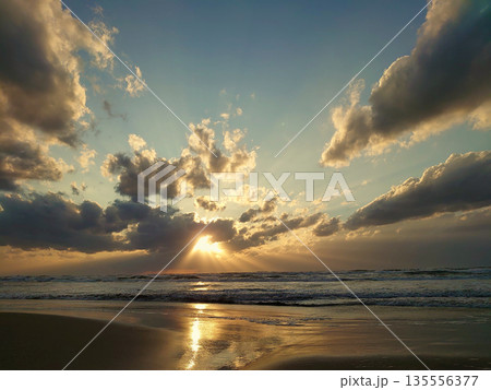 日本海に沈む夕日 135556377