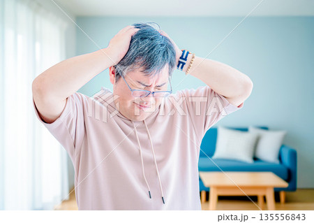 頭を抱える男性 頭を抱える男性 135556843