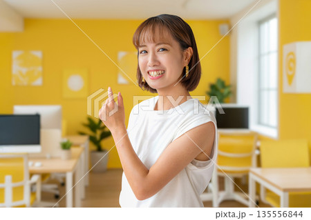 黄色のオフィスと笑顔の女性 黄色のオフィスと笑顔の女性 135556844