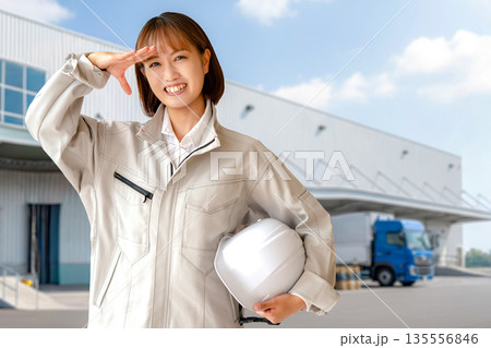 トラックと作業員女性 135556846
