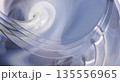 抽象的な青い光の渦 135556965