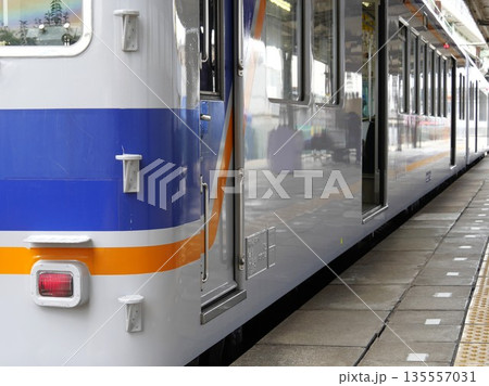 ローカル線の始発駅で発車を待つ列車 135557031