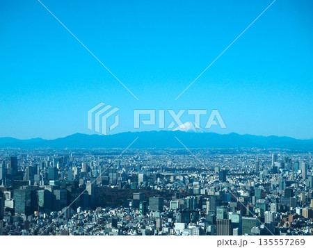 東京スカイツリーから見た街と富士山 135557269
