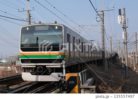 冬晴れのJR宇都宮線をゆく通勤電車 E231系 135557497