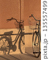 夕陽の街角に置かれた自転車の影 135557499