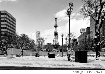 「重機を使った雪像作り」1月の札幌大通公園「雪祭り会場」白黒 135557621