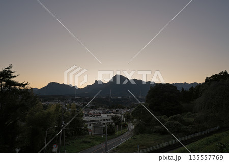 夕暮れの妙義山　群馬県安中市 135557769