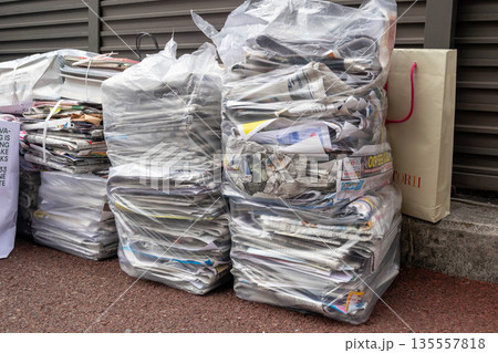 古紙や古新聞などの資源ごみ 古紙や古新聞などの資源ごみ 135557818