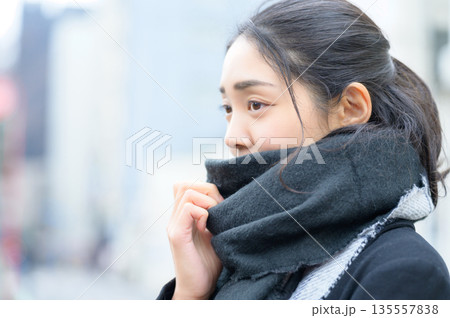 冬の街中でマフラーをする日本人女性 135557838