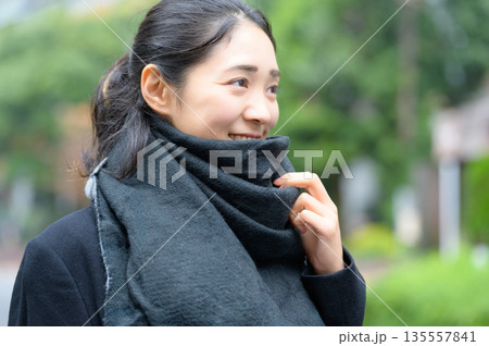 冬の街中でマフラーをする日本人女性 冬の街中でマフラーをする日本人女性 135557841