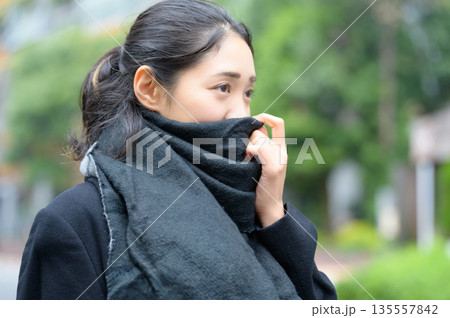 冬の街中でマフラーをする日本人女性 冬の街中でマフラーをする日本人女性 135557842