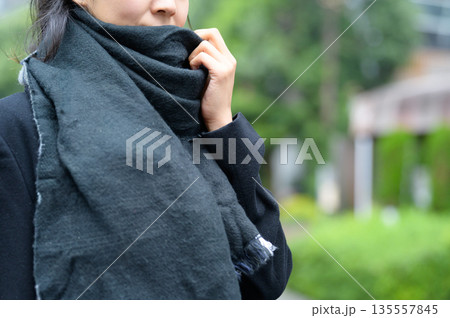 冬の街中でマフラーをする日本人女性 冬の街中でマフラーをする日本人女性 135557845