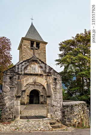 The village Lescun in the Aspe valley in Pyrenees, France surrounded by impressive mountains under a clear blue sky. 135557926