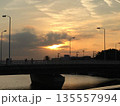夕焼け空と穏やかな海の風景 135557994