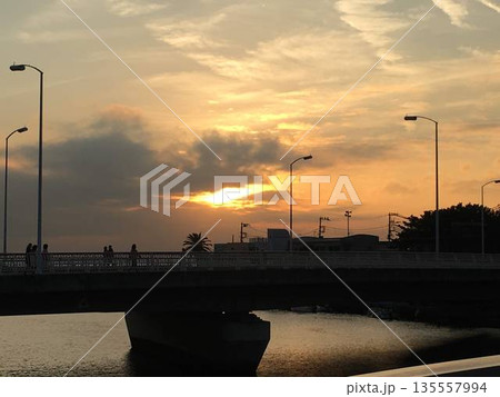 夕焼け空と穏やかな海の風景 135557994