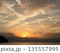 夕焼け空と穏やかな海の風景 135557995