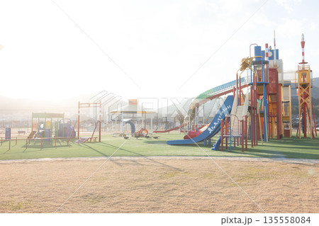 大型遊具のある公園、巨大な公園の滑り台、巨大なジャングルジム 大型遊具のある公園、巨大な公園の滑り台、巨大なジャングルジム 135558084