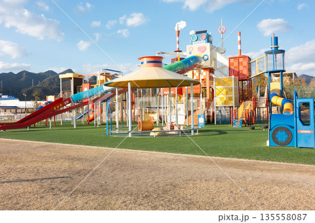 大型遊具のある公園、巨大な公園の滑り台、巨大なジャングルジム 大型遊具のある公園、巨大な公園の滑り台、巨大なジャングルジム 135558087