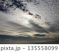 薄雲越しに差し込む光のある空 135558099