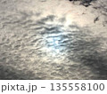 薄雲越しに差し込む光のある空 135558100